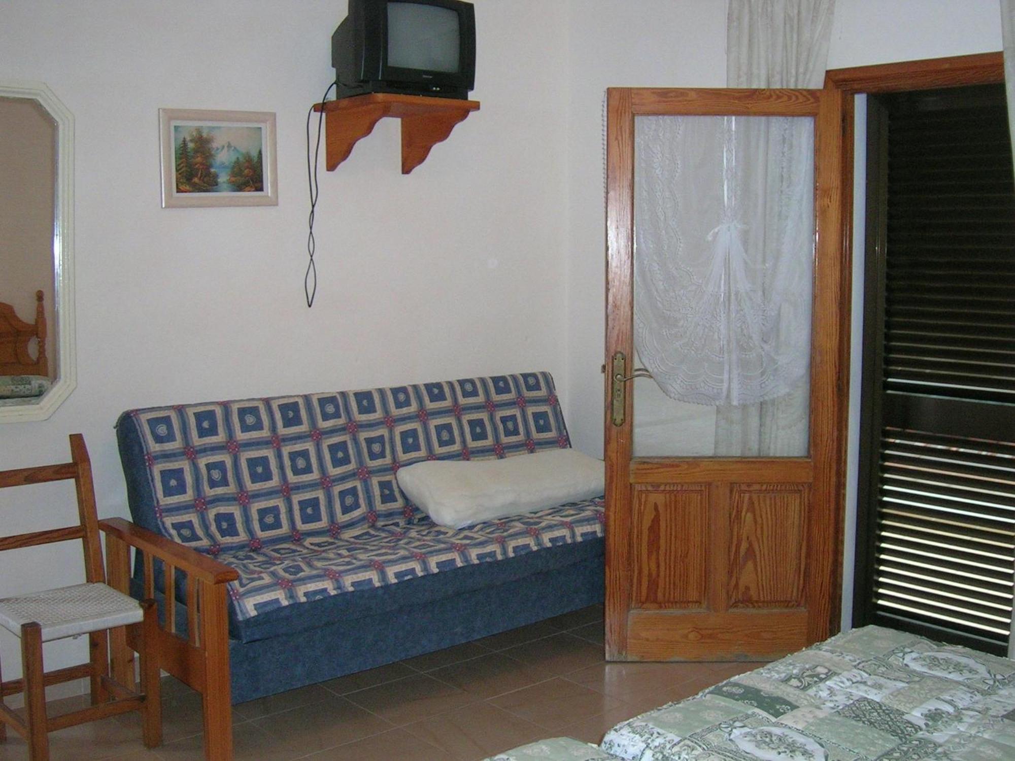 Pension Las Tres Golondrinas Es Figueral Exterior photo